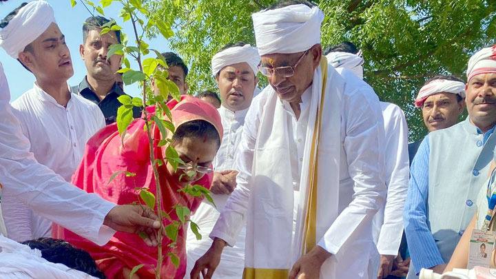 मुख्यमंत्री श्री चौहान ने रावतपुरा धाम परिसर में पौध-रोपण किया